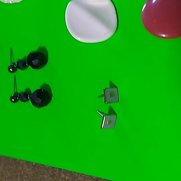 18 Pairs Vintage Earrings - Picture 3 of 9